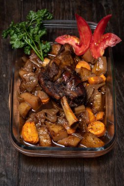 Patatesli kuzu budu ve taze fırın. Lezzetli kızarmış pirzola.