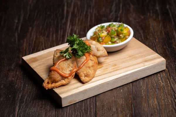 Geleneksel İspanyol mezeleri, domates ve avokado soslu. Kızarmış börek..