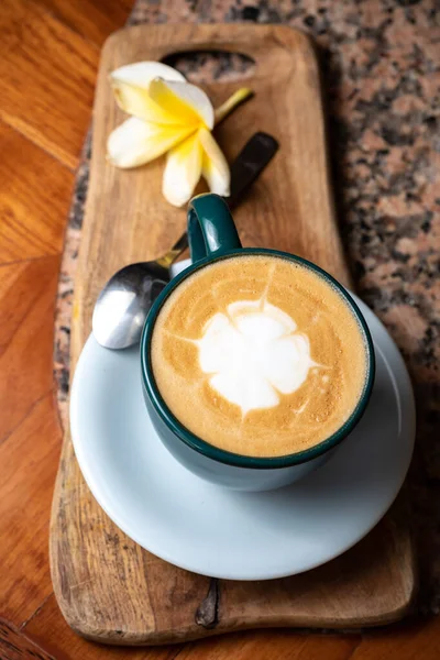 Kahve fincanı taş mutfak masasında. Kapuçino, sıcak latte ya da sütlü kahve..
