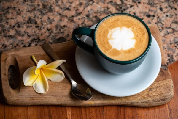 Taza de café en la mesa de piedra. Cappuccino, latte caliente o café con leche. — Foto de Stock