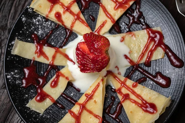 Krep ya da vanilyalı dondurmalı çilekli krep. Krem şanti.