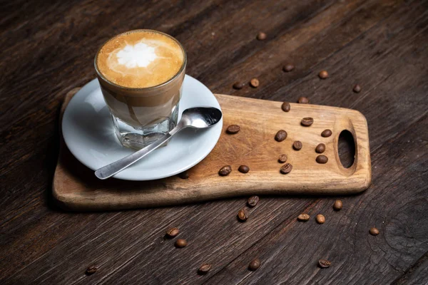 Taza de café y frijoles en la vieja mesa de la cocina Café caliente capuchino con taza de leche — Foto de Stock