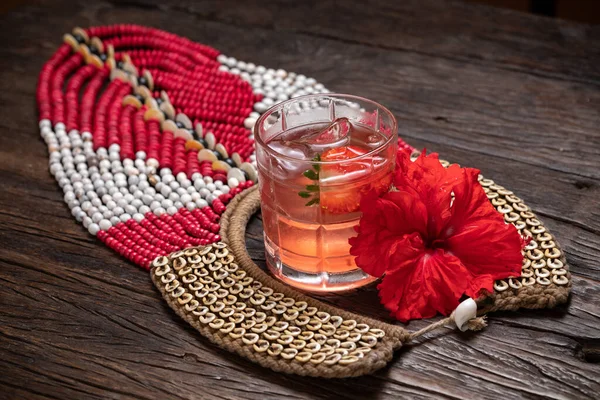 Çilekli buzlu çay, buzlu çilekli daiquiri, kırmızı çiçek.