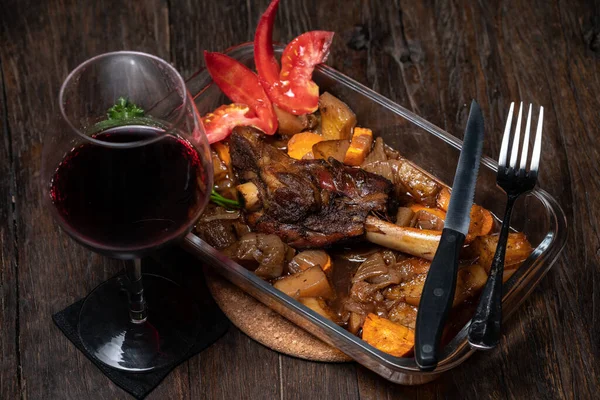 Patatesli kuzu budu ve taze fırın. Lezzetli kızarmış pirzola.