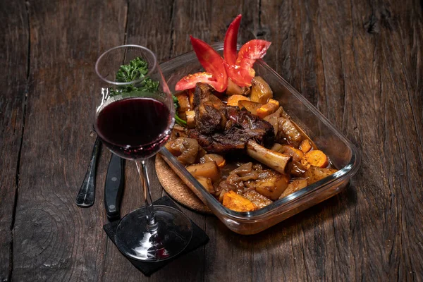 Patatesli kuzu budu ve taze fırın. Lezzetli kızarmış pirzola.