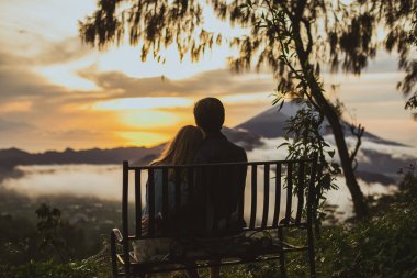  Sevgi dolu bir çift, Batur yanardağının yanında oturan bir adam ve bir kadın. Gün doğumu, gün batımı