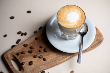 Kahve fincanı ve fasulye eski mutfak masasında sıcak kahve ve sütlü kahve.