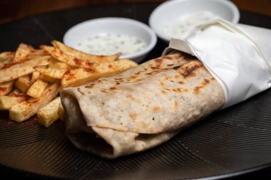Shawarma, siyah tabakta barbekü yapan Lavaş ekmeği. 