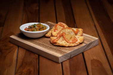 Domates soslu geleneksel İspanyol mezeleri. Kızarmış etli börek..