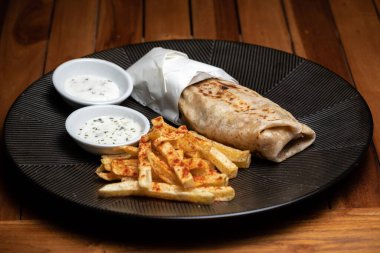 Shawarma, siyah tabakta barbekü yapan Lavaş ekmeği. 