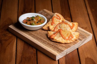 Domates soslu geleneksel İspanyol mezeleri. Kızarmış etli börek..