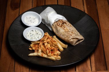 Shawarma, siyah tabakta barbekü yapan Lavaş ekmeği. 