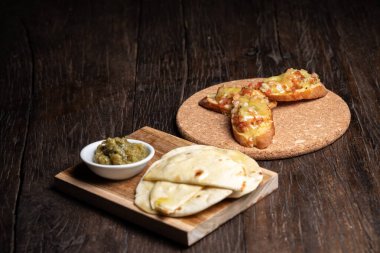 Yarısı kurutulmuş domatesli, peynirli Pita, humus. Taco ve atıştırmalık..