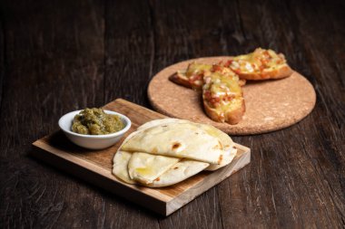 Yarısı kurutulmuş domatesli, peynirli Pita, humus. Taco ve atıştırmalık..