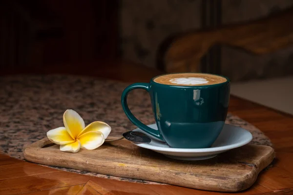 Taza de café en la mesa de piedra. Cappuccino, latte caliente o café con leche. — Foto de Stock