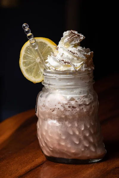 Sorvete de chocolate em frascos para café da manhã saudável frappuccino cappuccino — Fotografia de Stock