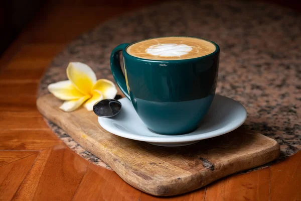 Taza de café en la mesa de piedra. Cappuccino, latte caliente o café con leche. — Foto de Stock