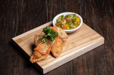 Domates soslu geleneksel İspanyol mezeleri. Kızarmış etli börek..