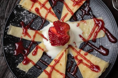 Krep ya da çilekli ve vanilyalı dondurmalı krep. Krem şanti.