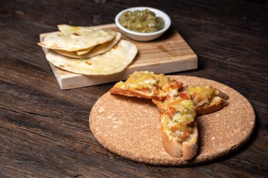 Yarısı kurutulmuş domatesli, peynirli Pita, humus. Taco ve atıştırmalık..