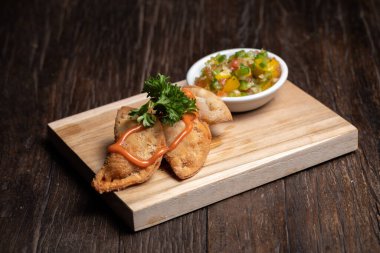 Domates soslu geleneksel İspanyol mezeleri. Kızarmış etli börek..