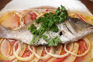 Salamura edilmiş ızgara deniz balığı ve sebze.