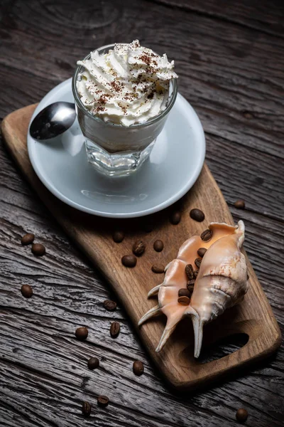 커피를 곁들인 아이스크림, 어두운 탁자 위에 껍질이 달린 애 포가 토 알 카페 프레 이페. — 스톡 사진