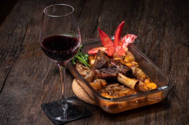 Patatesli kuzu budu ve taze fırın. Lezzetli kızarmış pirzola.