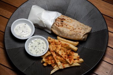 Shawarma, siyah tabakta barbekü yapan Lavaş ekmeği. 