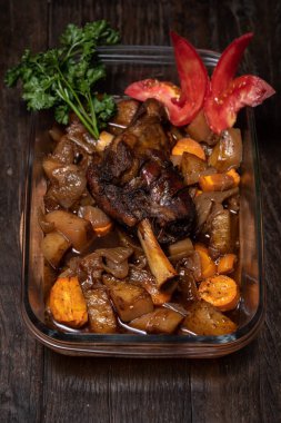 Patatesli kuzu budu ve taze fırın. Lezzetli kızarmış pirzola.