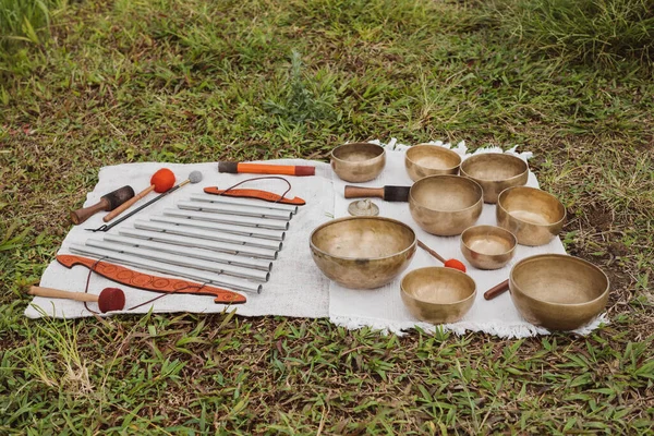 Tibetli, Himalaya Bakırı şarkı kaseleri. Rahatlama meditasyon yogası.
