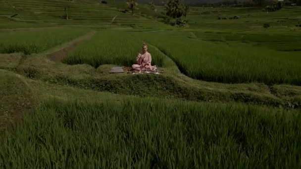 Femeie în kimono roz cântând castron pe Jatiluwih Bali Terase de orez, Drone — Videoclip de stoc