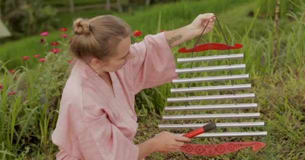 Femme blonde dans un kimono rose jouant sur la musique méditative tibétaine himalayenne — Video