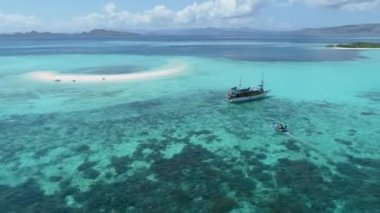Manta ışını noktası. Mavi göl Flores tropikal cenneti. Labuan Bajo. İnsansız hava aracı
