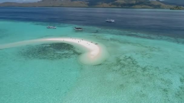 Manta ray Point. Błękitna laguna Flores tropikalny raj. Labuan Bajo. antena drona — Wideo stockowe