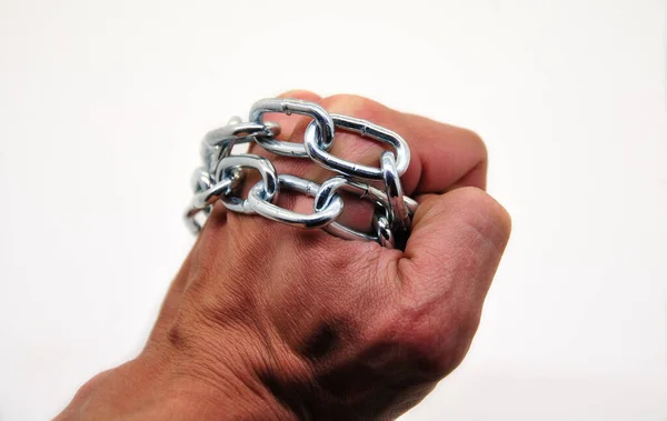 Ręka Trzyma Metalowy Łańcuch Białym Tle Metalowy Łańcuch Pięści — Zdjęcie stockowe
