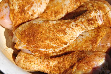 Çiğ tavuk budu ile baharat pişirme için hazır