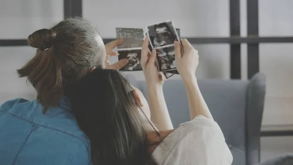 Kaukasische Familie Freut Sich Über Geburt Die Schwangere Mutter Ist lizenzfreie Stockbilder