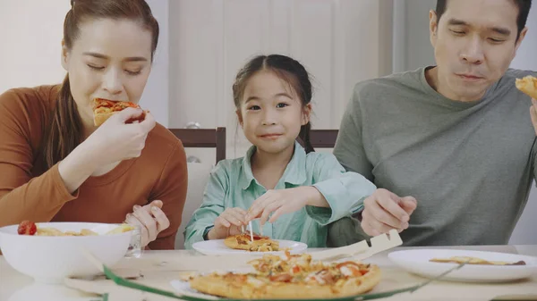 Asiatische Familienmenschen Essen Gerne Leckere Pizza Hause Eltern Und Tochter lizenzfreie Stockfotos