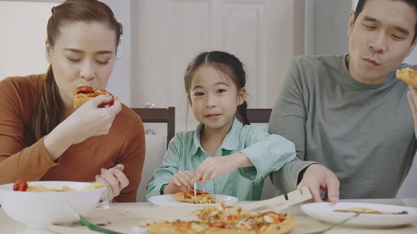 Asiatische Familienmenschen Essen Gerne Leckere Pizza Hause Eltern Und Tochter Stockfoto