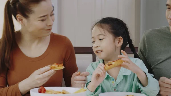 Asiatische Familienmenschen Essen Gerne Leckere Pizza Hause Eltern Und Tochter lizenzfreie Stockbilder
