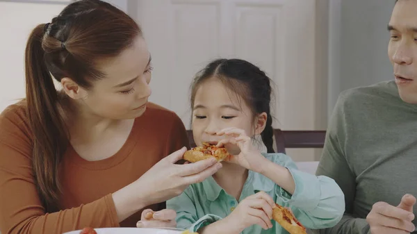 Asiatische Familienmenschen Essen Gerne Leckere Pizza Hause Eltern Und Tochter Stockbild