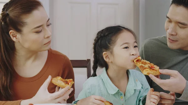 Asiatische Familienmenschen Essen Gerne Leckere Pizza Hause Eltern Und Tochter Stockbild