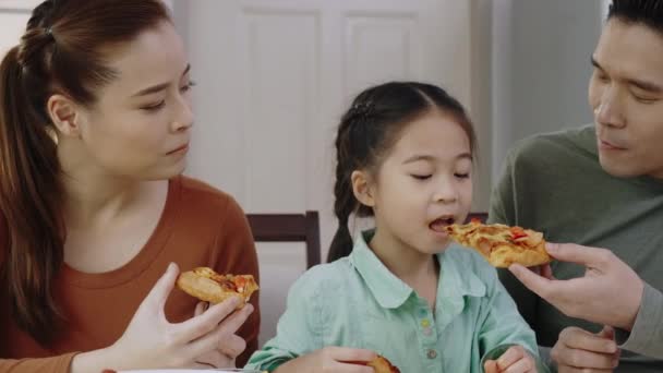 Сімейні Азіати Радістю Їдять Смачну Піцу Вдома Батьки Дочка Їдять — стокове відео