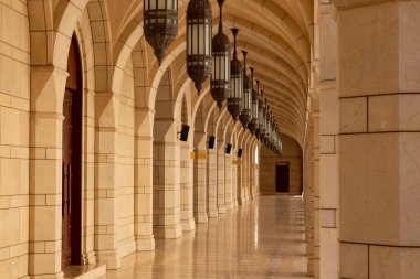 Umman 'daki Nizwa' nın dışındaki Sultan Qaboos Büyük Camii 'nde bir sıra lamba ya da fenerle kemer.