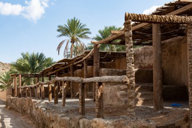 Al Mudairib, Umman 'ın tarihi kasabasında palmiye gövdesi bariyerleriyle eski pazar tezgahları