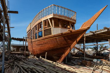 Sur, Umman 'daki rıhtımda geleneksel dhow inşaatı sürüyor