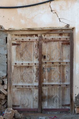 Umman, Sur yakınlarındaki Al Ayjah kasabasında eskimiş kahverengi ahşap kapı