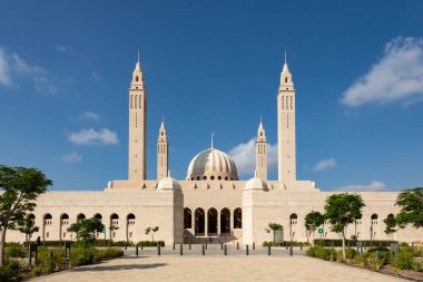 Umman, Nizwa 'nın dışındaki yeni Sultan Qaboos Büyük Camii' nin önü.