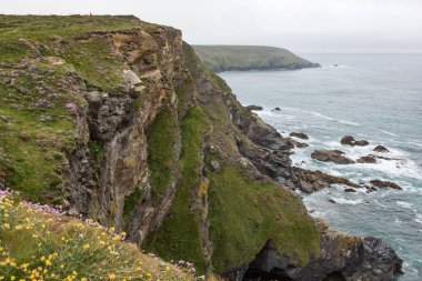 İngiltere 'nin Cornwall kentindeki Hells Mouth Körfezi kıyı manzarası ve uçurumları